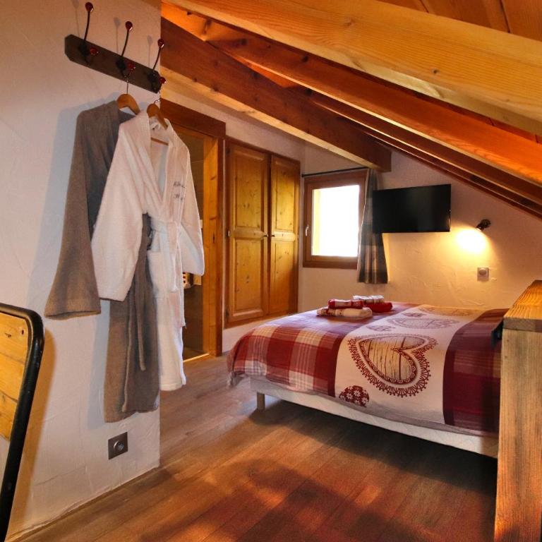 Slope-Side Chalet w/Jacuzzi, Home Cinema, for 16 Guests - Chalet - 25