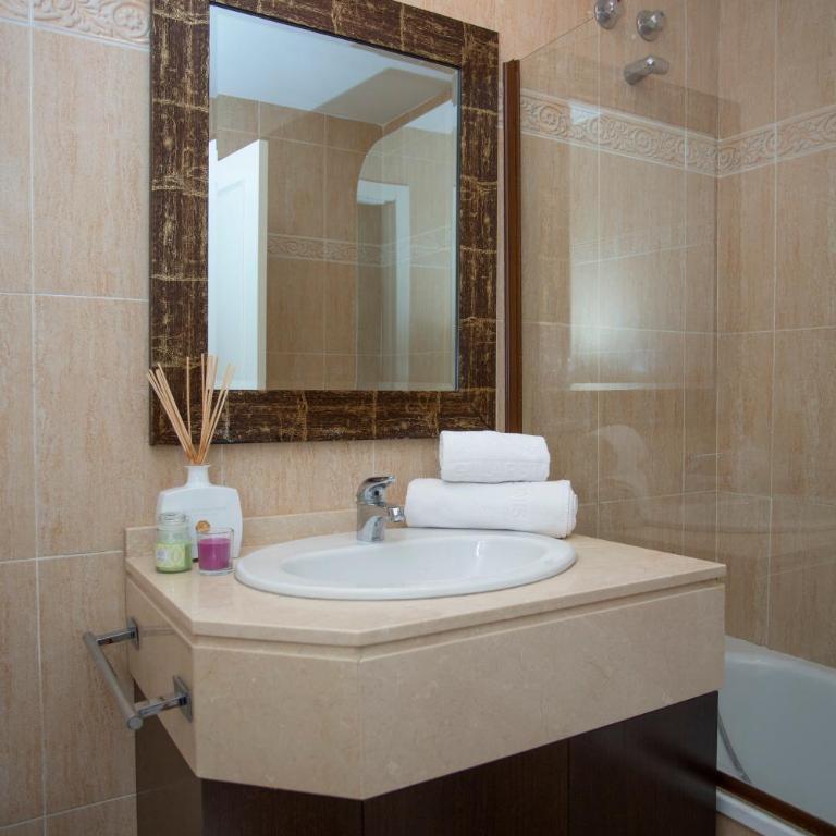 SingularStays Palacio de Congresos - Three-Bedroom Apartment - 25