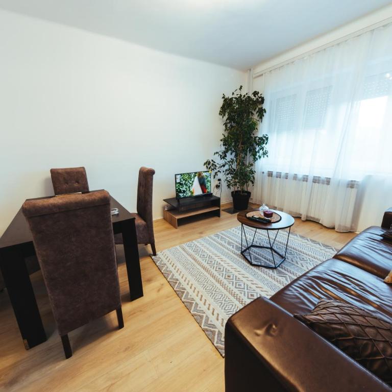 Sunny Apartment - Two-Bedroom Apartment - 3