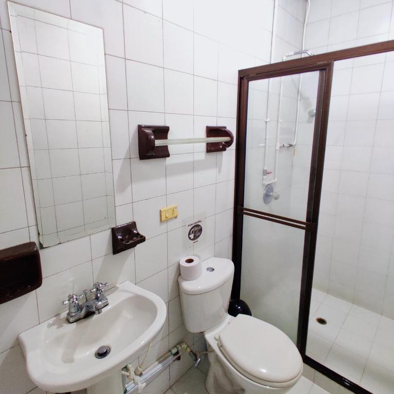 Lady Mom Hostal - Habitación Cuádruple con baño - 2