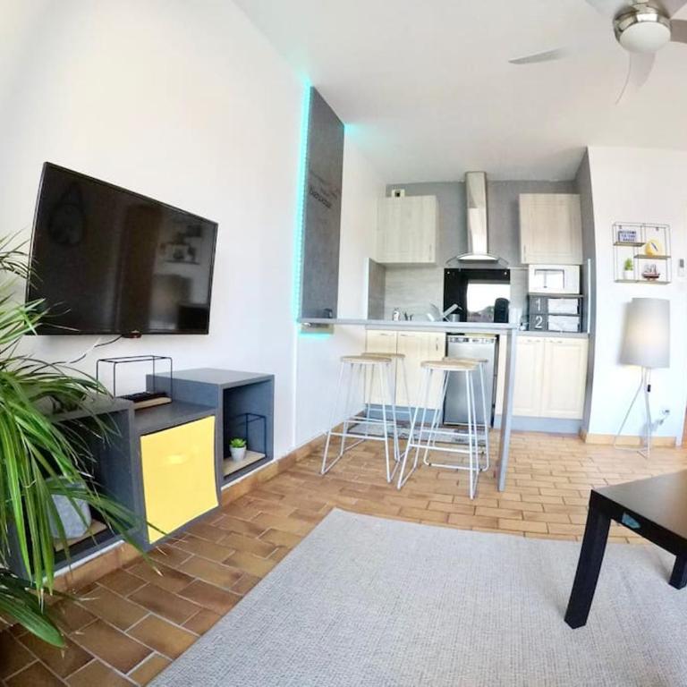 2 min de la Plage, Parking, Terrasse & Wifi! - Studio - 2