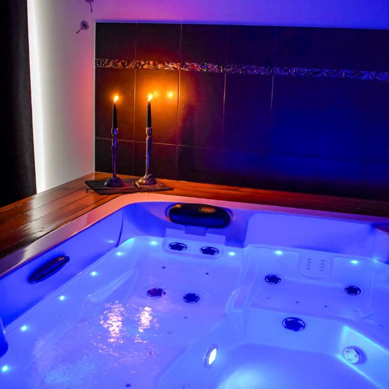 SUITE 785 Chambre Jacuzzi Sauna - Chambre Lit King-Size avec Baignoire Spa - 5