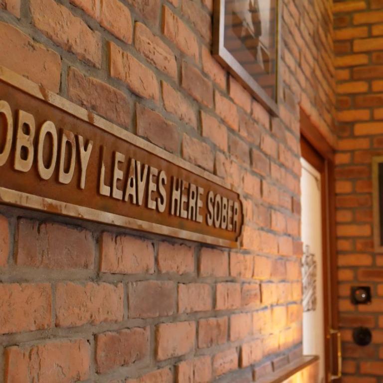 35 SPEAKEASY - Ambiance PUB Anglais Centre Ville avec Parking - Appartement 1 Chambre - 52