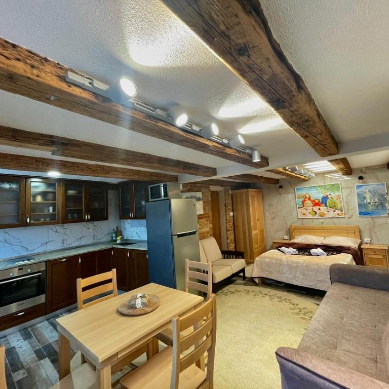 Durmitor Bela - Family Room with Balcony - 10