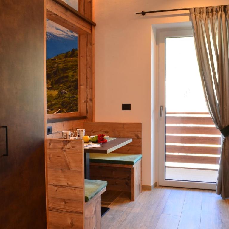 Aria Alpina Guest House Affittacamere - Camera Superior Matrimoniale/Doppia con Letti Singoli con Vista Città - 4