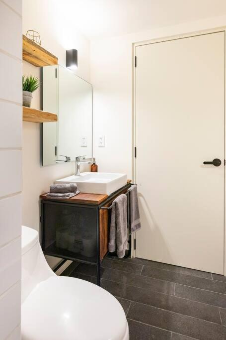 A Hip Modern Gem in El Centro! - Apartamento de 1 dormitorio - 24