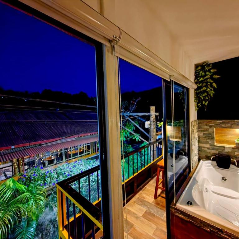 Habitación Deluxe 1 con Jacuzzi a 20mt del parque - Suite con bañera de hidromasaje - Cama extragrande - 22