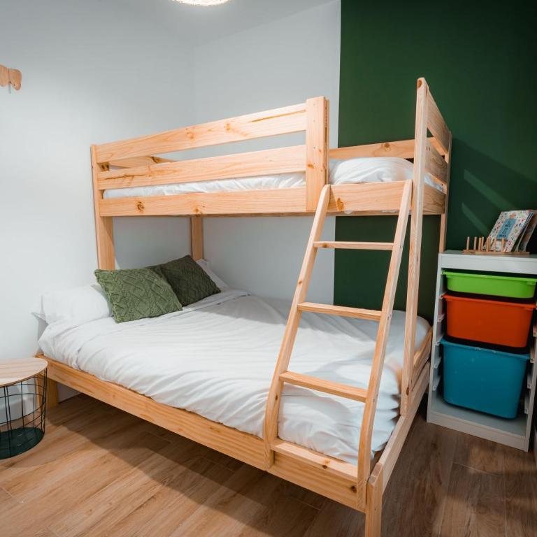 - Apartamento Familiar - QH Casa de los Colores - Three-Bedroom Apartment - 13