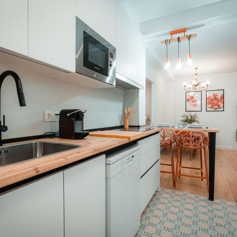 - Apartamento Familiar - QH Casa de los Colores - Three-Bedroom Apartment - 5