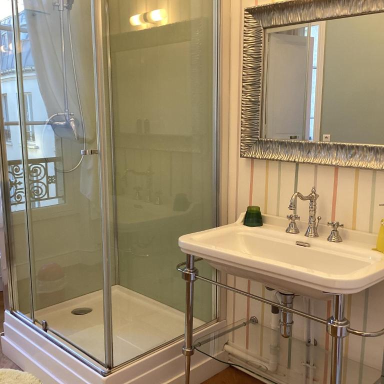 BED and BREAKFAST PARIS QUARTIER CHAMPS-ÉLYSÉES - Chambre Double - 14