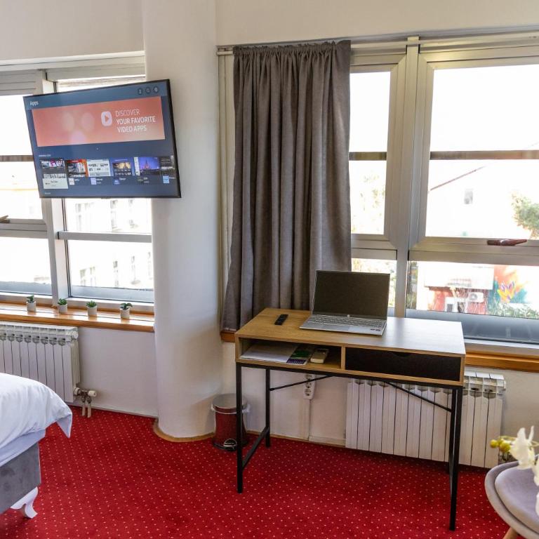 Olimpus Apartmani BD Banjaluka - Deluks Dvokrevetna Soba s Bračnim Krevetom (2 odrasle osobe + 1 dete) - 8