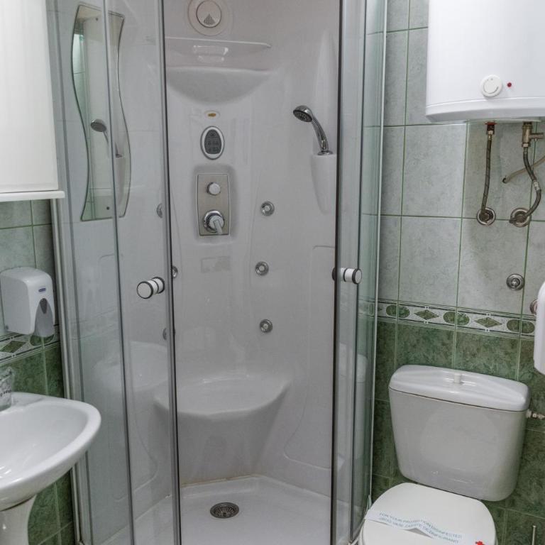 Olimpus Apartmani BD Banjaluka - Dvokrevetna Soba sa Bračnim Krevetom i Sopstvenim Kupatilom - 4