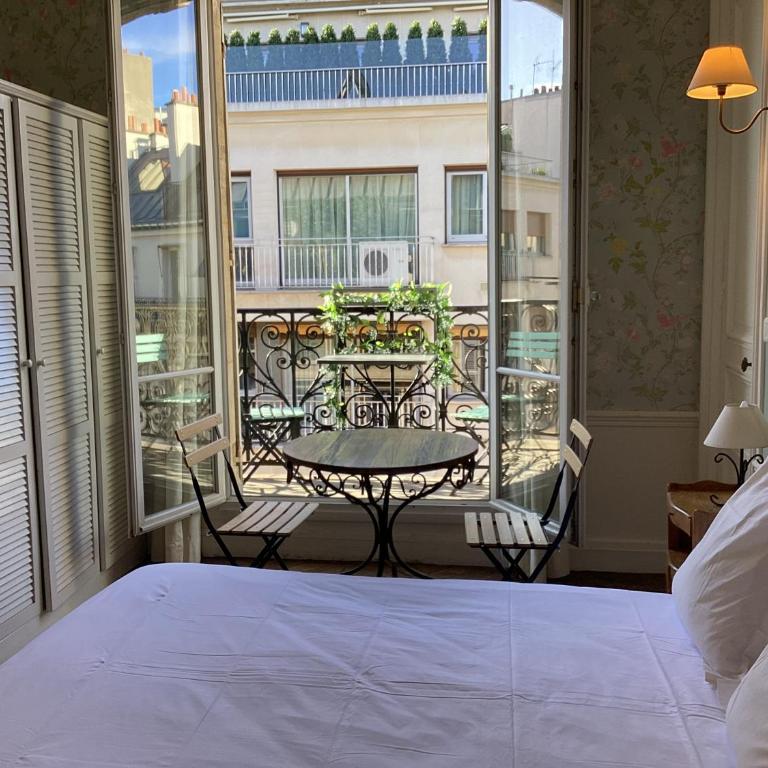 BED and BREAKFAST PARIS QUARTIER CHAMPS-ÉLYSÉES - Chambre Double avec Balcon - 8