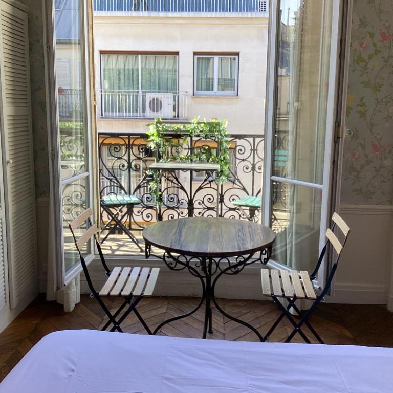 BED and BREAKFAST PARIS QUARTIER CHAMPS-ÉLYSÉES - Chambre Double avec Balcon - 11