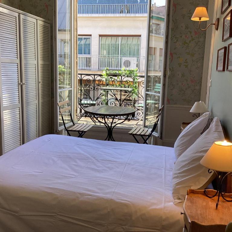 BED and BREAKFAST PARIS QUARTIER CHAMPS-ÉLYSÉES - Chambre Double avec Balcon - 19