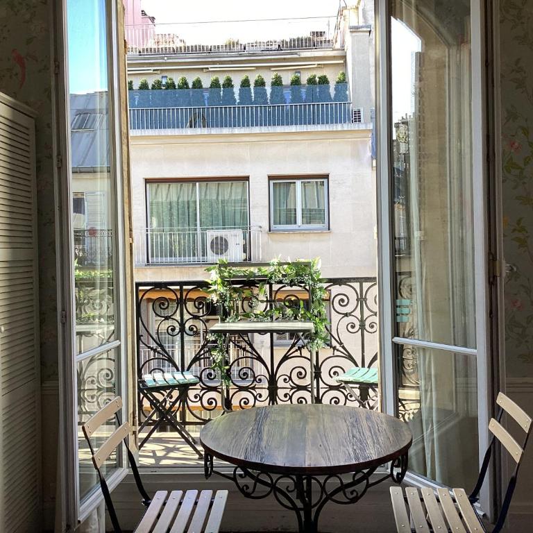 BED and BREAKFAST PARIS QUARTIER CHAMPS-ÉLYSÉES - Chambre Double avec Balcon - 24