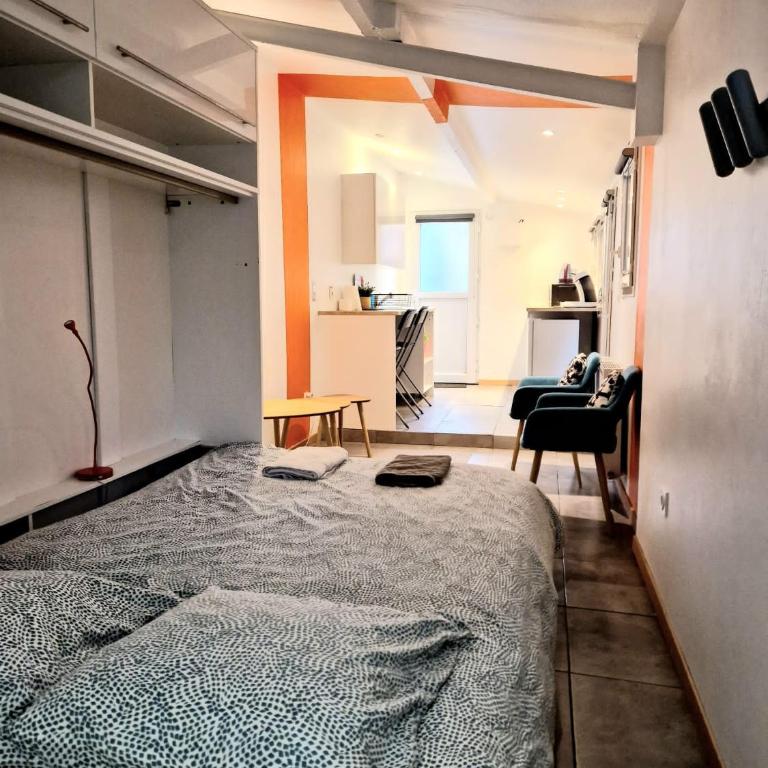 Petit studio avec terrasse - One-Bedroom Apartment - 3
