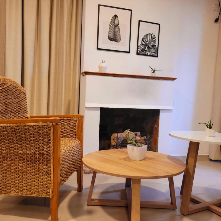 Casa Roque Funes, ubicado en Cerro de las Rosas Córdoba, Ofrece, Asador, Pileta, Cercanias, Estadio Kempes, aeropuerto Ambrosio Taravella, Orfeo Superdomo, Sanatorio Allende, Casa con 2 departamentos individuales y áreas comunes - Casa con 1 dormitorio - 6