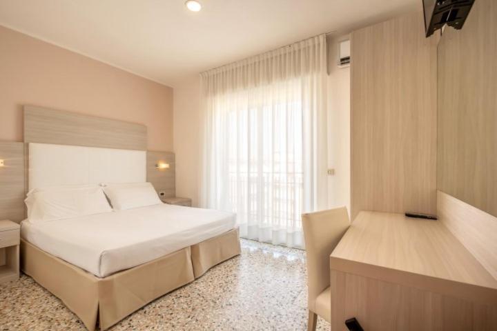 Hotel Atenea Golden Star - Camera Matrimoniale con Balcone - 5