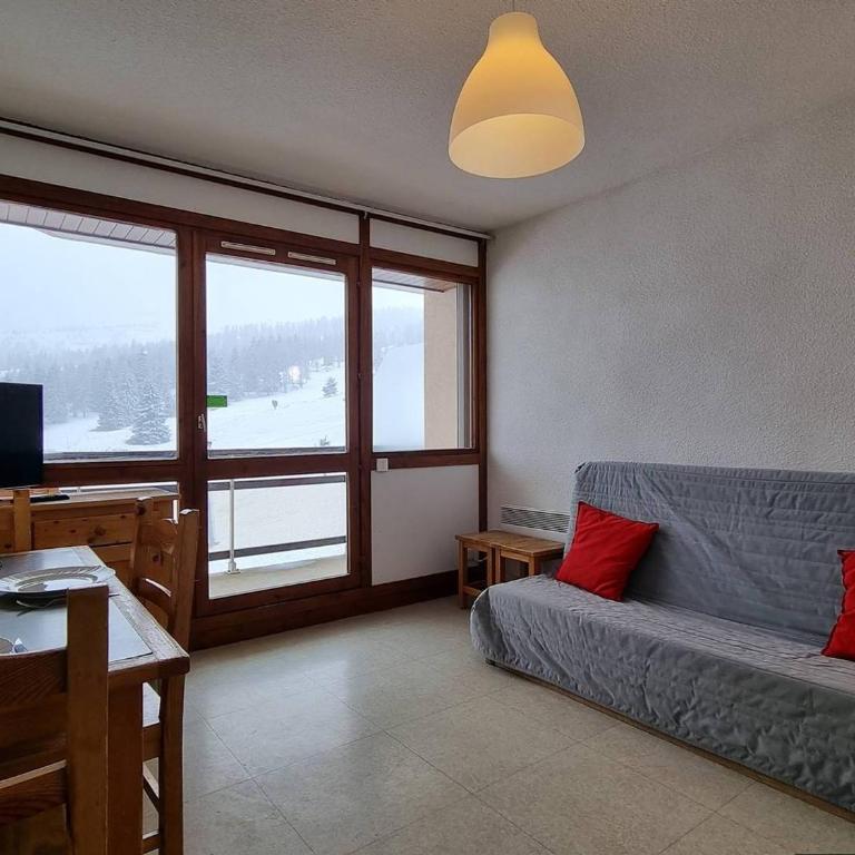 Appartement 2 pièces avec coin nuit, balcon exposé Sud-Ouest, parking gratuit, proche commerces et pistes - FR-1-525-263 - Appartement - 2