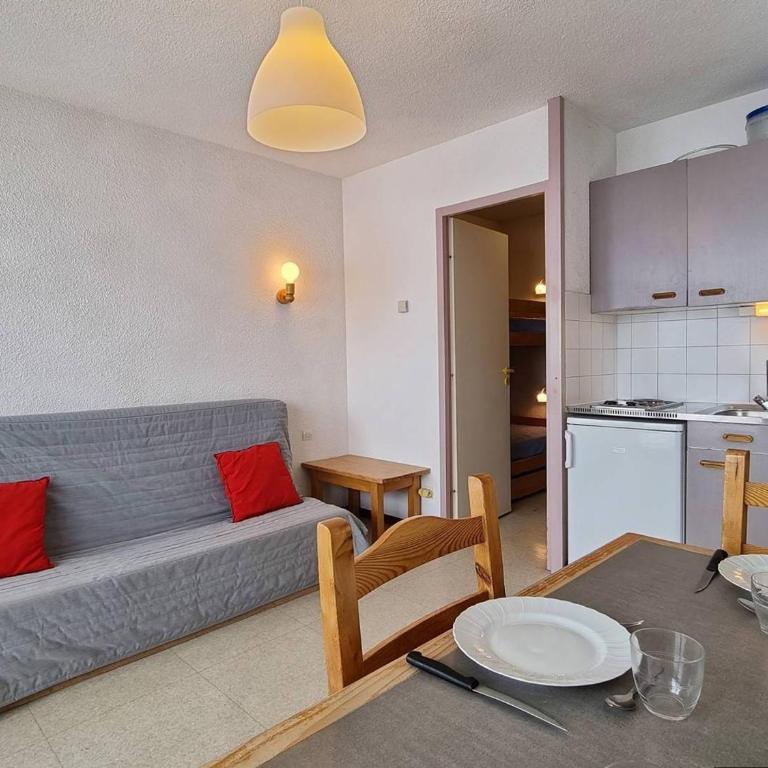 Appartement 2 pièces avec coin nuit, balcon exposé Sud-Ouest, parking gratuit, proche commerces et pistes - FR-1-525-263 - Appartement - 3