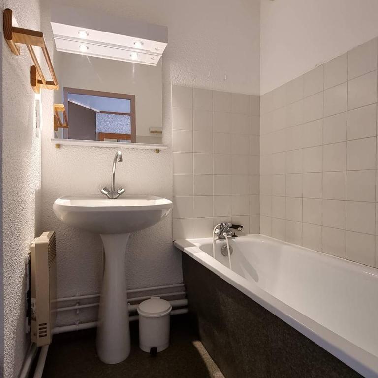 Appartement 2 pièces avec coin nuit, balcon exposé Sud-Ouest, parking gratuit, proche commerces et pistes - FR-1-525-263 - Appartement - 5