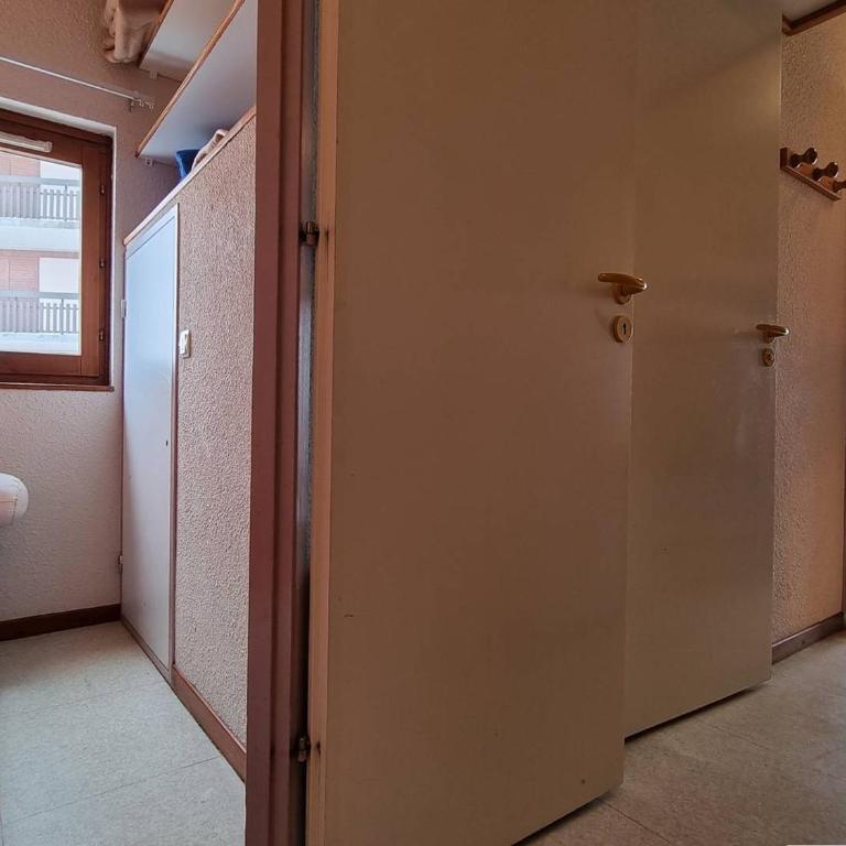 Appartement 2 pièces avec coin nuit, balcon exposé Sud-Ouest, parking gratuit, proche commerces et pistes - FR-1-525-263 - Appartement - 6