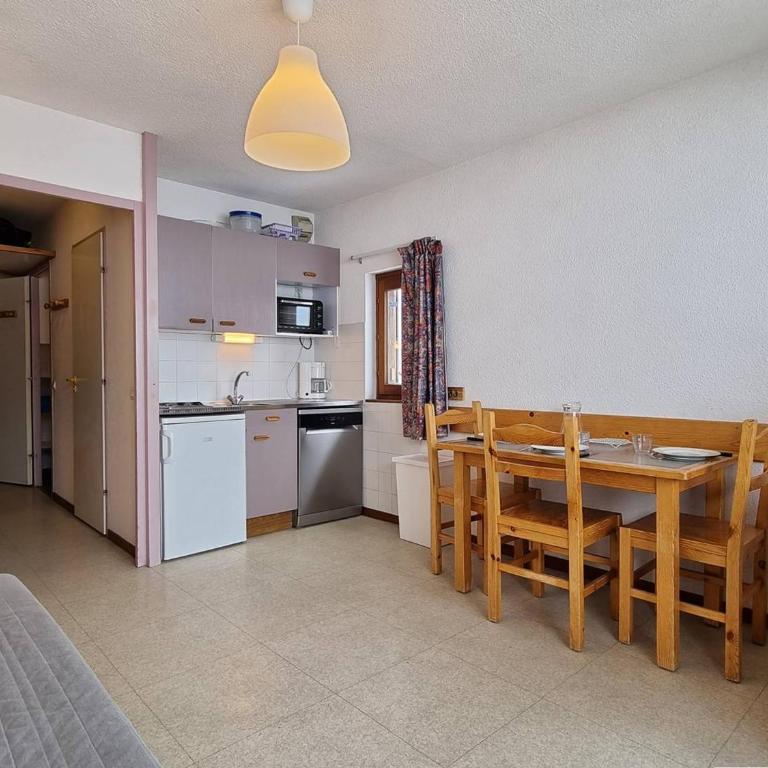 Appartement 2 pièces avec coin nuit, balcon exposé Sud-Ouest, parking gratuit, proche commerces et pistes - FR-1-525-263 - Appartement - 7