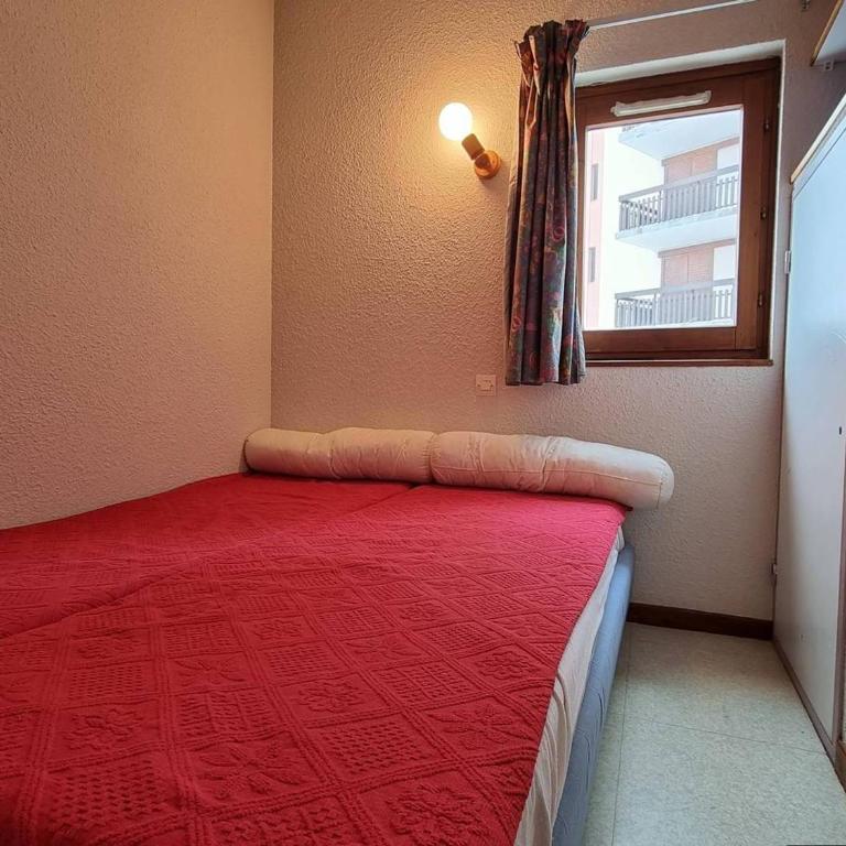Appartement 2 pièces avec coin nuit, balcon exposé Sud-Ouest, parking gratuit, proche commerces et pistes - FR-1-525-263 - Appartement - 8