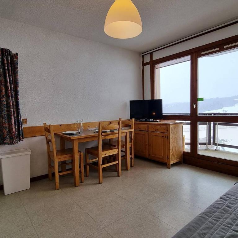Appartement 2 pièces avec coin nuit, balcon exposé Sud-Ouest, parking gratuit, proche commerces et pistes - FR-1-525-263 - Appartement - 10