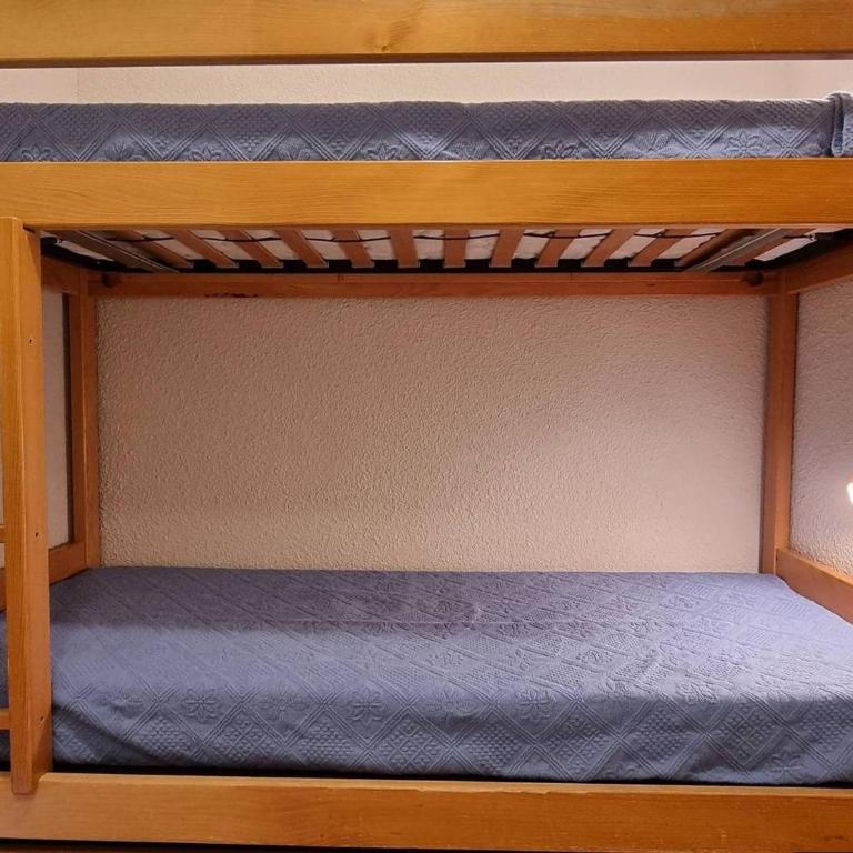 Appartement 2 pièces avec coin nuit, balcon exposé Sud-Ouest, parking gratuit, proche commerces et pistes - FR-1-525-263 - Appartement - 11