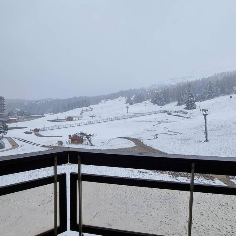 Appartement 2 pièces avec coin nuit, balcon exposé Sud-Ouest, parking gratuit, proche commerces et pistes - FR-1-525-263 - Appartement - 14