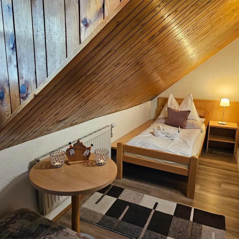 Gasthof-Pension Alt Kirchheim - Dreibettzimmer mit Bergblick - 4