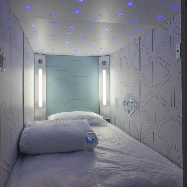 Izzzleep Aeropuerto Terminal 1 - Deluxe Single Room - 1