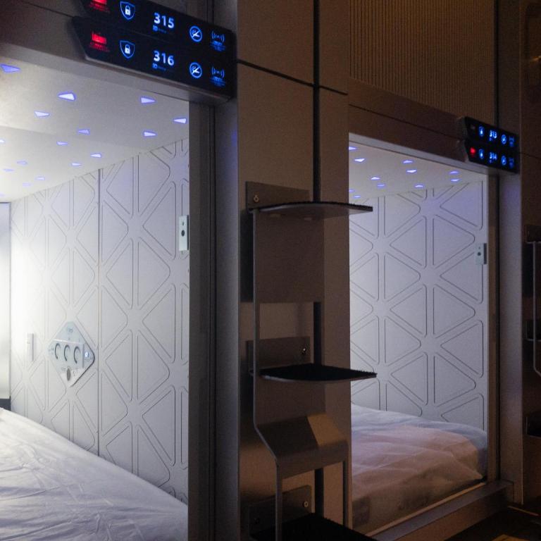 Izzzleep Aeropuerto Terminal 1 - Deluxe Single Room - 2