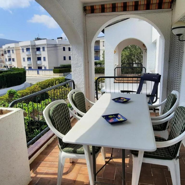 Apartamento Espacioso en Llançà Cerca de la Playa con Terraza y Acepta Mascotas - ES-170-39 - Apartamento - 2