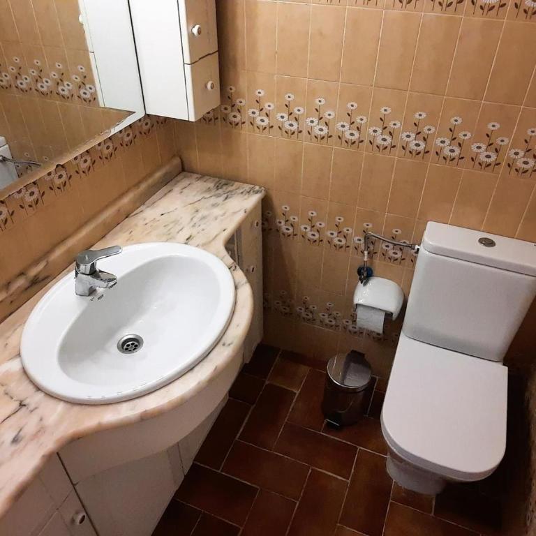 Apartamento Espacioso en Llançà Cerca de la Playa con Terraza y Acepta Mascotas - ES-170-39 - Apartamento - 5