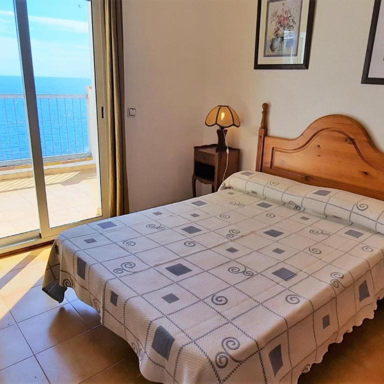 Amplio apartamento en Llançà con vista al mar, terraza, aparcamiento y animales permitidos - ES-170-6 - Apartamento - 4