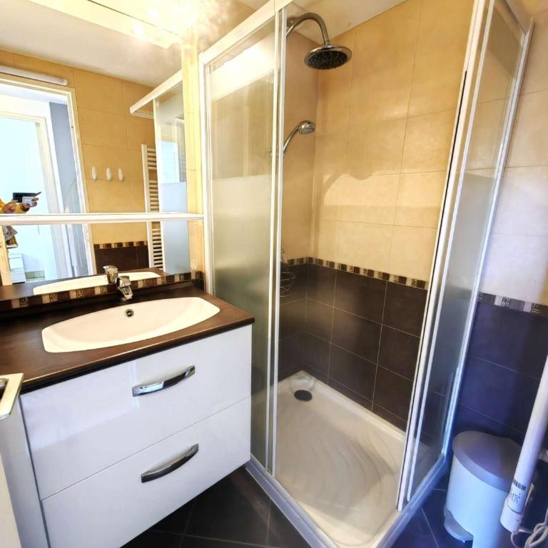 Villa Mitoyenne Calme avec Piscine, Clim et Parking pour 4 Pers. - FR-1-607-179 - Villa - 12