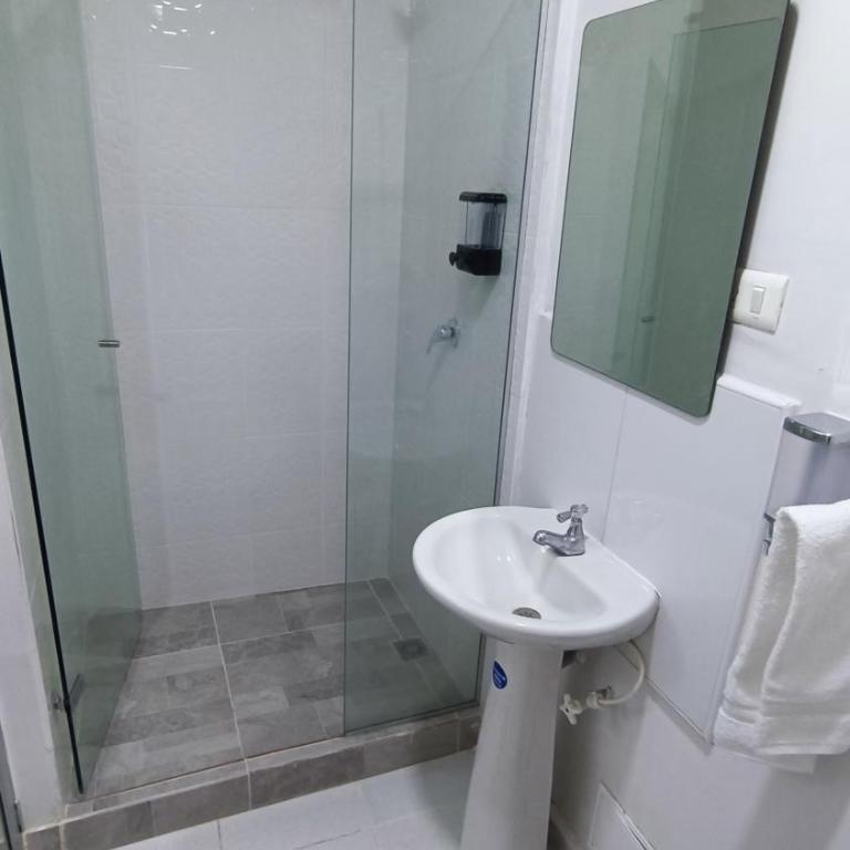 Cómodo Estudio 2 Privilegiada Ubicacion Frente al Centro Comercial - Estudio Superior - 3