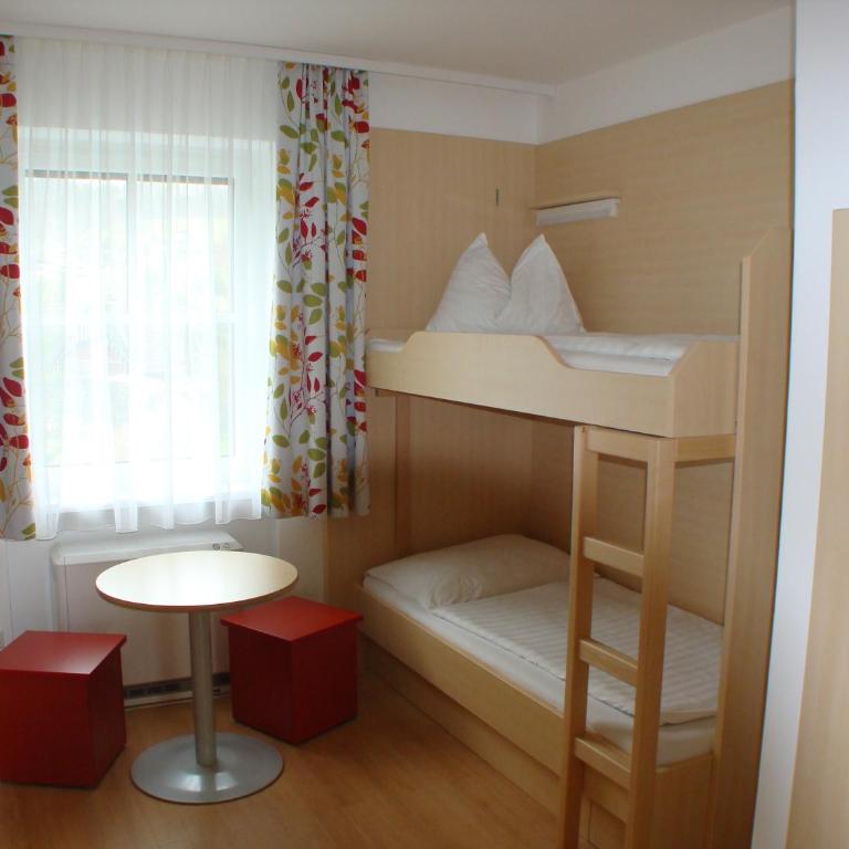 Jugendgästehaus St. Gilgen - Standard Quadruple Room - 1