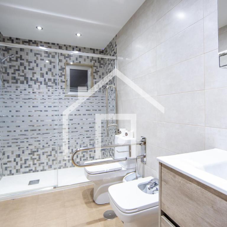Ático Quintana II - con terraza, en el centro con Wifi y garaje - Apartamento con ducha - 28