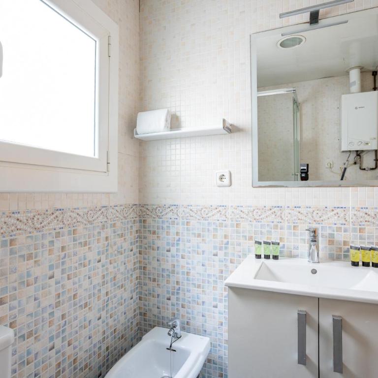 Housalia Lepant 3 bedroom apartment 300 meters de Sagrada Familia - Three-Bedroom Apartment - 32