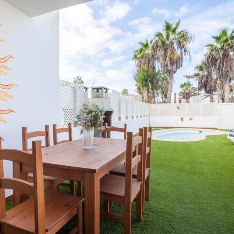 Corralejo Boutique Art Villa Fuego with Private Pool BBQ 20 seconds to the Beach by Amazzzing Travel - Villa - 22