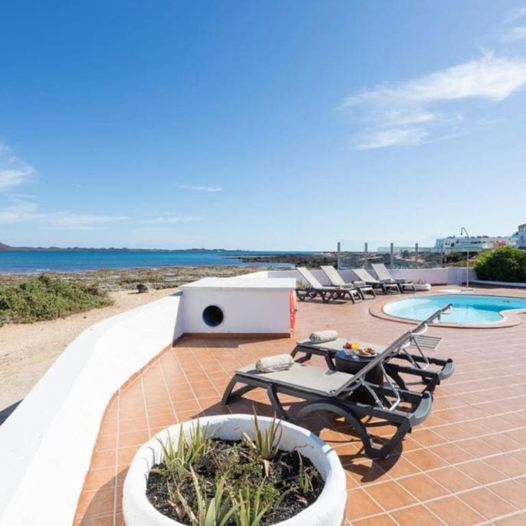 Villa Remos with Beachfront Views Private Heated Pool Fast Wifi BBQ by Amazzzing Travel - Villa - 2
