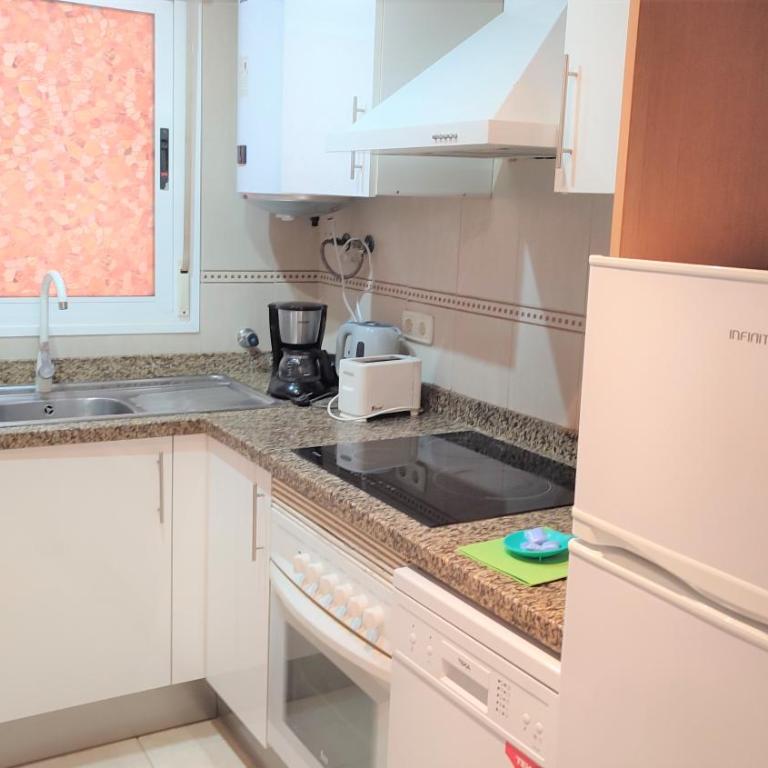 Apartamentos varios con 2 dorm en Marina Dor , la playa de Amplaries 47 , vista lateral al mar - Apartamento de 2 dormitorios - 13