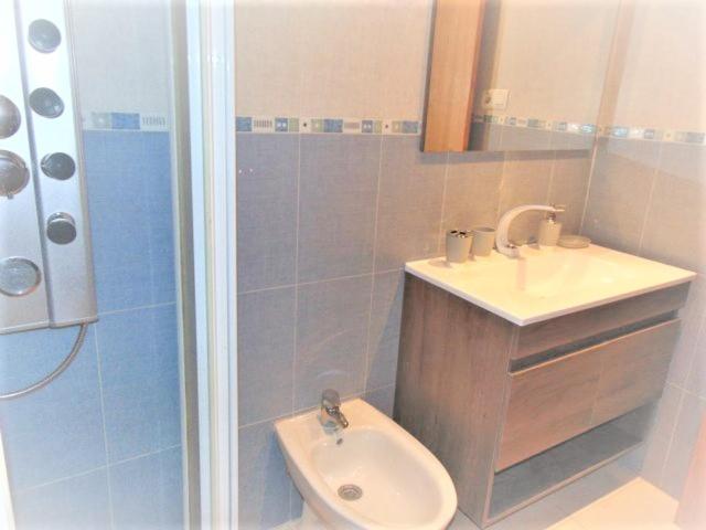 Apartamentos varios con 2 dorm en Marina Dor , la playa de Amplaries 47 , vista lateral al mar - Apartamento de 2 dormitorios - 18