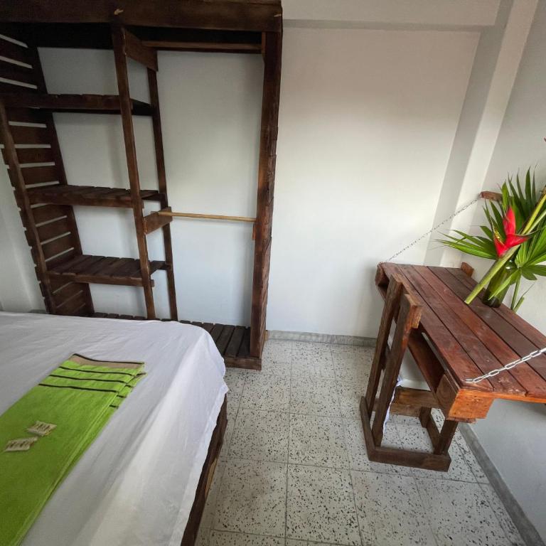 HOSTAL CHONTADURO Casa colonial en pleno centro histórico de Cali- Se alquila la casa entera para 12 personas o por habitaciones - Habitación Doble Económica - 4