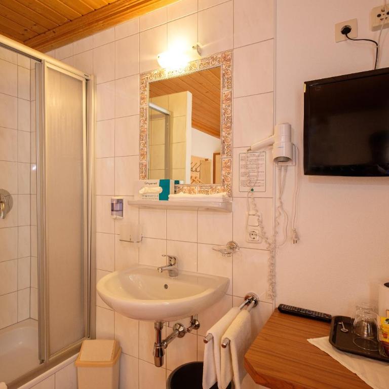 Hotel Garni DIAS - Einzelzimmer mit Dusche - 2