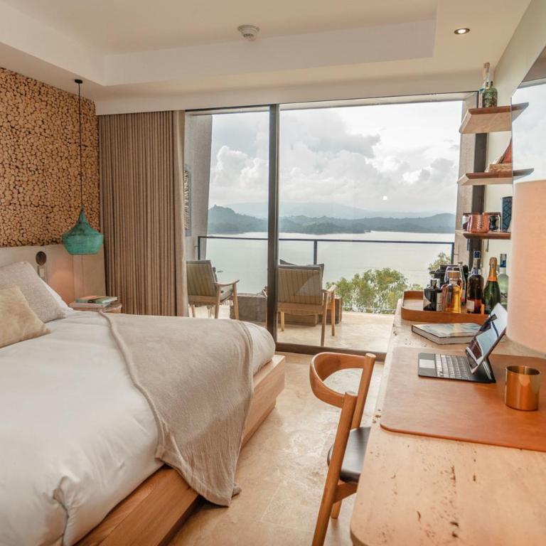 The Brown, Guatape, Autograph Collection - Habitación Estándar con cama extragrande, balcón y vistas al lago - 1